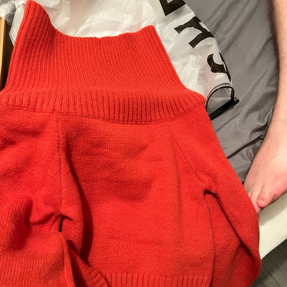 Light red off the shoulder sweater SHEIN - Picture 3 of 3